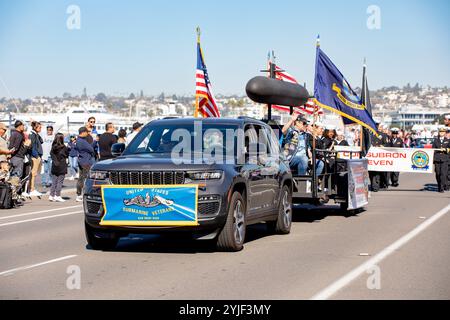 241111-N-SS900-1013 SAN DIEGO (11 novembre 2024) la Naval Submarine League et les marins affectés au commandant de l'escadron de sous-marins (CSS) 11 participent au défilé des vétérans de San Diego 2024 pendant la Fleet week San Diego, 11 novembre 2024. Fleet week San Diego est une occasion pour les résidents et les touristes de San Diego de rencontrer leurs équipes de la Marine, du corps des Marines et des garde-côtes et de découvrir les services maritimes américains. CSS-11, qui abrite quatre sous-marins d'attaque rapide de classe Los Angeles, capables de soutenir diverses missions, y compris : la guerre anti-sous-marine, la guerre anti-navire, la guerre de grève et intel Banque D'Images