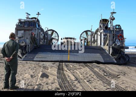 Les US Marines avec le combat Logistics Regiment 17, le 1st Marine Logistics Group et les marins avec l'Assault Craft Unit 5 déchargent les véhicules tactiques légers joints d'un coussin aérien d'engin de débarquement au cours de l'entraînement trimestriel en cours de préparation amphibie au camp de base du corps des Marines Pendleton, Californie, Oct. 30, 2024. QUART est un exercice d’entraînement conjoint conçu pour développer et maintenir des compétences amphibies essentielles pour des opérations efficaces en milieu maritime tout en renforçant le partenariat Marine-corps des Marines. (Photo du corps des Marines des États-Unis par le caporal Christian McGinnis) Banque D'Images