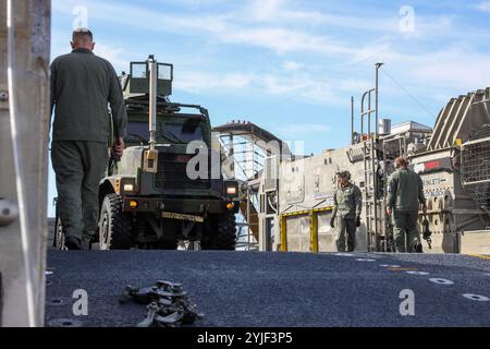 Les US Marines avec le combat Logistics Regiment 17, le 1st Marine Logistics Group et les marins avec l'Assault Craft Unit 5, déchargent des remplacements de véhicules tactiques moyens d'un coussin aérien d'engin de débarquement pendant l'entraînement trimestriel en cours de préparation amphibie au camp de base du corps des Marines Pendleton, Californie, octobre 30, 2024. QUART est un exercice d’entraînement conjoint conçu pour développer et maintenir des compétences amphibies essentielles pour des opérations efficaces en milieu maritime tout en renforçant le partenariat Marine-corps des Marines. (Photo du corps des Marines des États-Unis par le caporal Christian McGinnis) Banque D'Images
