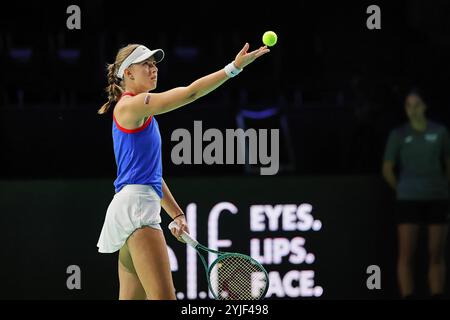 Malaga, Malaga, Espagne. 14 novembre 2024. Renata Jamrichova de Slovaquie, sert lors de la finale de la Coupe Billie Jean King 2024 - Tennis féminin (crédit image : © Mathias Schulz/ZUMA Press Wire) USAGE ÉDITORIAL SEULEMENT! Non destiné à UN USAGE commercial !/Alamy Live News Banque D'Images