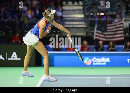 Malaga, Malaga, Espagne. 14 novembre 2024. Renata Jamrichova de Slovaquie, sert lors de la finale de la Coupe Billie Jean King 2024 - Tennis féminin (crédit image : © Mathias Schulz/ZUMA Press Wire) USAGE ÉDITORIAL SEULEMENT! Non destiné à UN USAGE commercial !/Alamy Live News Banque D'Images