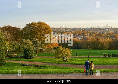 Vue sur Londres depuis Alexandra Palace en novembre, avec Alexandra Park et couleurs d'automne Banque D'Images