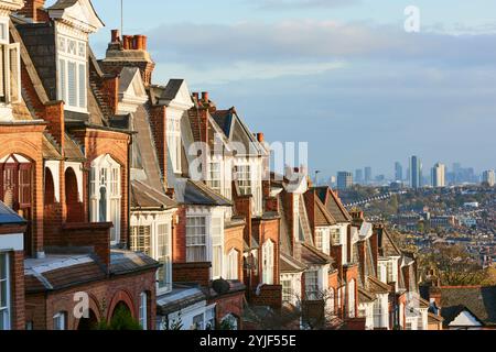 Muswell Hill, Londres Royaume-Uni, avec des maisons mitoyennes édouardiennes à Hillfield Park et des vues sur la ville Banque D'Images