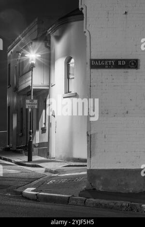 La banlieue de Sydney de The Rocks, établie lors de la colonisation en 1788, contient de nombreux sites classés au patrimoine et est la plus ancienne banlieue d'Australie. Ses bâtiments, escaliers et arcades ont été construits avec du grès local, d'où le nom de la région. Jusqu'aux années 1870, c'était un bidonville où les « gangs de rasoirs » flânaient la nuit dans les ruelles. C'est maintenant un quartier touristique chargé d'histoire entouré de Dawes point, Millers point et Barangaroo, souvent considéré comme faisant partie du quartier des Rocks. Sur la photo : maisons historiques sur Bettington Street à Millers point dans les Rocks, vues de Dalgety Road. Banque D'Images