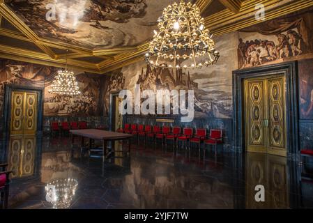 Josep Maria Sert / Salle des chroniques avec ses peintures murales, Conseil de la ville de Barcelone. Banque D'Images