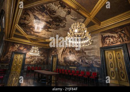 Josep Maria Sert / Salle des chroniques avec ses peintures murales, Conseil de la ville de Barcelone. Banque D'Images