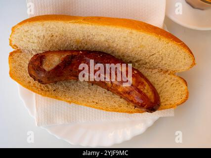 Le snack copieux est une baguette croustillante farcie de saucisses grasses juteuses Banque D'Images