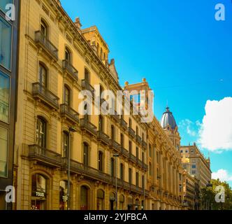 BARCELONE, ESPAGNE - 3 octobre 2024 : Barcelone est la capitale de la Catalogne, Espagne. Barcelone est une destination touristique majeure avec une architecture unique, c Banque D'Images