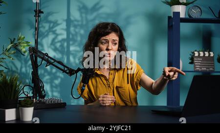 Influenceur se sentant en colère, partageant une histoire concernant les médias sociaux vidéo, parlant aux fans. Le créateur de contenu frustré parle avec les téléspectateurs, ayant une dépression mentale devant les abonnés, caméra B. Banque D'Images
