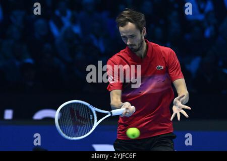 Turin, Italie. 14 novembre 2024. Daniil Medvedev (RUS) en action contre Jannik Sinner (ITA) lors de la cinquième journée de la finale Nitto ATP 2024 à Inalpi Arena le 14 novembre 2024 à Turin, Italie./Alamy Live News. Crédit : Agence photo indépendante/Alamy Live News Banque D'Images