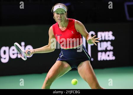 Malaga, Malaga, Espagne. 14 novembre 2024. Danielle Collins, des États-Unis, revient en avant-première, dans son match contre Rebecca Sramkova, de Slovaquie, lors de la finale de la Coupe Billie Jean King 2024 - Tennis féminin (crédit image : © Mathias Schulz/ZUMA Press Wire) USAGE ÉDITORIAL SEULEMENT! Non destiné à UN USAGE commercial !/Alamy Live News Banque D'Images