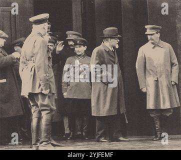 Nikolaï Yezhov, Staline et Kalinine au Mausolée de Lénine. Musée : Archives du film et de la photo russes, Krasnogorsk. Auteur : ANONYME. Copyright : cette œuvre n'est pas dans le domaine public. Il est de votre responsabilité d'obtenir toutes les autorisations de tiers nécessaires auprès du gestionnaire de droits d'auteur dans votre pays avant la publication. Banque D'Images