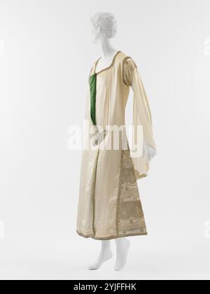 Robe de soirée. Culture : française. Designer : Paul Poiret (français, Paris 1879-1944 Paris). Date : 1924. Poiret a fait plusieurs voyages au proche et au moyen-Orient tout au long de sa carrière, et l'influence des éléments décoratifs et structurels des costumes orientaux a influencé ses créations. Un phénomène intéressant dans le travail de Poiret à partir de 1910 est sa manipulation et la modification de vêtements authentiques du moyen-Orient. Dans de nombreux cas, Poiret a inséré des goussets de tissus doux dans les vêtements conçus en deux dimensions de la région pour créer un drapé plus souple que le garmen, par ailleurs planaire et rigide Banque D'Images