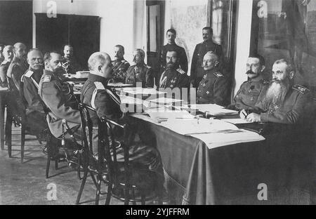 Réunion au quartier général (Stavka) du commandant en chef de l'armée impériale russe à Moguilev. Musée : Musée d'État de l'histoire politique de la Russie, composé de Pétersbourg. Auteur : ANONYME. Copyright : cette œuvre n'est pas dans le domaine public. Il est de votre responsabilité d'obtenir toutes les autorisations de tiers nécessaires auprès du gestionnaire de droits d'auteur dans votre pays avant la publication. Banque D'Images