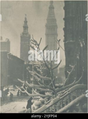 Deux tours - New York. Artiste : Alfred Stieglitz (américain, Hoboken, New Jersey 1864-1946 New York). Dimensions : 32,7 x 25,3 cm (12 7/8 x 9 15/16 po). Date : 1911, imprimé en 1913 ou avant. Musée : Metropolitan Museum of Art, New York, États-Unis. Banque D'Images