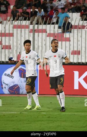 Riffa, Bahreïn. 14 novembre 2024. Zhang Yuning (R), de Chine, célèbre le but lors du match du Groupe C des qualifications asiatiques de la Coupe du monde de la FIFA 2026 entre la Chine et Bahreïn à Riffa, Bahreïn, le 14 novembre 2024. Crédit : Wang Haizhou/Xinhua/Alamy Live News Banque D'Images