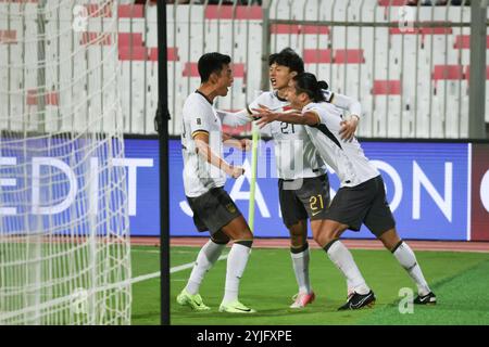 Riffa, Bahreïn. 14 novembre 2024. Zhang Yuning (R), de Chine, célèbre le but avec ses coéquipiers lors du match des qualifications asiatiques du Groupe C pour la Coupe du monde de la FIFA 2026 entre la Chine et Bahreïn à Riffa, Bahreïn, le 14 novembre 2024. Crédit : Wang Haizhou/Xinhua/Alamy Live News Banque D'Images