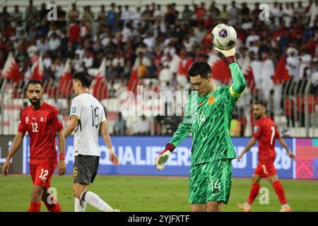 Riffa, Bahreïn. 14 novembre 2024. Wang Dalei (avant), gardien de but chinois, réagit lors du match des qualifications asiatiques du Groupe C de la Coupe du monde de la FIFA 2026 entre la Chine et Bahreïn à Riffa, Bahreïn, le 14 novembre 2024. Crédit : Wang Haizhou/Xinhua/Alamy Live News Banque D'Images