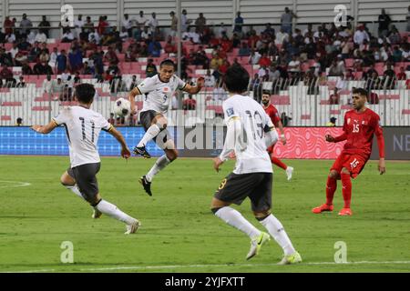 Riffa, Bahreïn. 14 novembre 2024. Zhang Yuning (2e l) de Chine participe au match des qualifications asiatiques du Groupe C de la Coupe du monde de la FIFA 2026 entre la Chine et Bahreïn à Riffa, Bahreïn, le 14 novembre 2024. Crédit : Wang Haizhou/Xinhua/Alamy Live News Banque D'Images