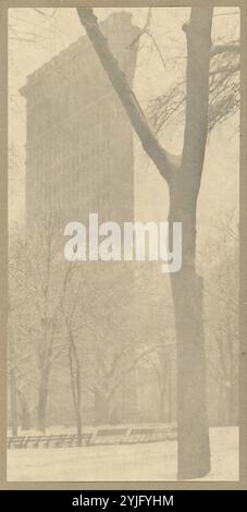 [Le Flatiron Building]. Date/période : 1903. L'impression. Photogravure. Hauteur : 170 mm (6,69 in) ; largeur : 83 mm (3,26 in). Auteur : Alfred Stieglitz. Banque D'Images