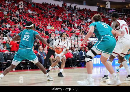 Raleigh, Caroline du Nord, États-Unis. 13 novembre 2024. JAYDEN TAYLOR (8), gardien de Wolfpack de Caroline du Nord, se prépare à tirer le ballon lors du match de basket-ball masculin de la NCAA entre les Chanticleers de Caroline du Nord et NC State Wolfpack au Lenovo Center à Raleigh, Caroline du Nord. (Crédit image : © Israel Anta via ZUMA Press Wire) USAGE ÉDITORIAL SEULEMENT! Non destiné à UN USAGE commercial !/Alamy Live News Banque D'Images