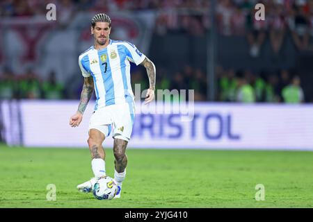 Asuncion, Paraguay. 14 novembre 2024. Rodrigo de Paul, de l'Argentine, passe le ballon lors du match entre le Paraguay et l'Argentine pour la 11e manche des qualifications FIFA 2026, au stade Defensores del Chaco, à Asuncion, Paraguay, le 14 novembre 2024 photo : Diana Carrillo/DiaEsportivo/Alamy Live News crédit : DiaEsportivo/Alamy Live News Banque D'Images