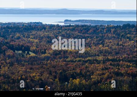 Vue d'automne de Passamaquoddy Bay, composé Croix River, selon Andrews, New Brunswick, Canada, et Algonquin Resort depuis le sentier Chamcook Mountain. Banque D'Images