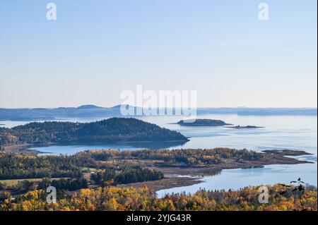 Feuillage automnal et vue de la baie Passamaquoddy près de la station Andrews, Nouveau-Brunswick, Canada, vue depuis le sentier Chamcook Mountain. Banque D'Images