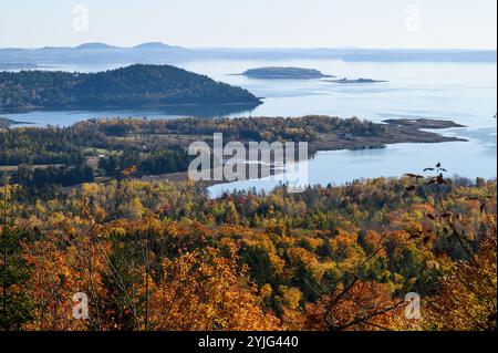 Feuillage automnal et vue de la baie Passamaquoddy près de la station Andrews, Nouveau-Brunswick, Canada, vue depuis le sentier Chamcook Mountain. Banque D'Images