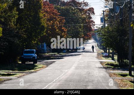 Cycliste roule en tournant les feuilles d'automne à travers Andrews, Nouveau-Brunswick, Canada, provinces Maritimes. Banque D'Images