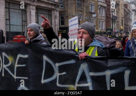 Londres, Royaume-Uni. 3 février 2018. Partisans de March with the Homeless - #solidaritynotCharity, Streets Kitchen, Homeless Outreach Central, et Londres : March for the Homeless marche jusqu'à Whitehall après que des dormeurs durs sont morts dans les rues de Londres dans la récente vague de froid pour dire assez suffit - plus de morts dans nos rues. Ils disent que le gouvernement manque à son devoir de fournir des logements sociaux et de se défaire de ses citoyens, et que les coupures du gouvernement dans les prestations et l'argent pour les services sociaux tuent des personnes pauvres, handicapées ou souffrant de problèmes de santé mentale. Après blo Banque D'Images