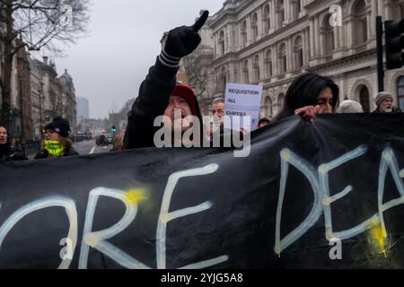 Londres, Royaume-Uni. 3 février 2018. Supporters de March with the Homeless - #solidaritynotCharity, Streets Kitchen, Homeless Outreach Central, et Londres : Marche pour le bloc des sans-abri Whitehall à Downing St après que des dormeurs rudes sont morts dans les rues de Londres dans le récent coup de froid pour dire assez suffit - plus de morts dans nos rues. Ils disent que le gouvernement manque à son devoir de fournir des logements sociaux et de se défaire de ses citoyens, et que les coupures du gouvernement dans les prestations et l'argent pour les services sociaux tuent des personnes pauvres, handicapées ou souffrant de problèmes de santé mentale Banque D'Images