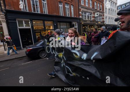 Londres, Royaume-Uni. 3 février 2018. Partisans de March with the Homeless - #solidaritynotCharity, Streets Kitchen, Homeless Outreach Central, et Londres : Marche pour les sans-abri marche à travers Covent Garden après que des dormeurs rudes sont morts dans les rues de Londres dans la récente vague de froid pour dire assez suffit - plus de morts dans nos rues. Ils disent que le gouvernement manque à son devoir de fournir des logements sociaux et de se défaire de ses citoyens, et que les coupures du gouvernement dans les prestations et l'argent pour les services sociaux tuent des personnes pauvres, handicapées ou souffrant de problèmes de santé mentale. Banque D'Images