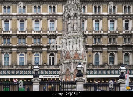 Queen Eleanor Memorial Cross devant la gare de Charing Cross à Londres, reproduction victorienne d'un monument médiéval détruit par les puritains Banque D'Images