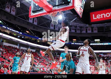 Raleigh, Caroline du Nord, États-Unis. 13 novembre 2024. Le garde Wolfpack de Caroline du Nord TREY PARKER (5) charge le panier et dunque le ballon lors du match de basket-ball masculin de la NCAA entre les Chanticleers côtiers de Caroline et NC State Wolfpack au Lenovo Center. (Crédit image : © Israel Anta via ZUMA Press Wire) USAGE ÉDITORIAL SEULEMENT! Non destiné à UN USAGE commercial ! Banque D'Images