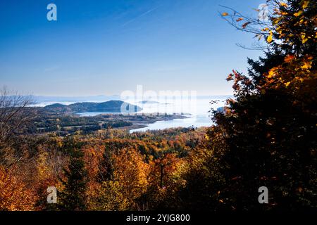 Feuillage automnal et vue de la baie Passamaquoddy près de la station Andrews, Nouveau-Brunswick, Canada, vue depuis le sentier Chamcook Mountain. Banque D'Images