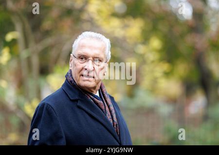 Munich, Allemagne. 14 novembre 2024. Joachim Herrmann (CSU), ministre de l'intérieur de Bavière, se tient dans le vieux jardin botanique de Munich (Bavière) lors d'un rendez-vous avec les médias le 14 novembre 2024. Au cours de l'événement médiatique, les représentants politiques ont été informés d'un ensemble de mesures prises par la police et la ville pour améliorer la sécurité autour de l'ancien jardin botanique et Stachus. Crédit : Matthias Balk/dpa/Alamy Live News Banque D'Images