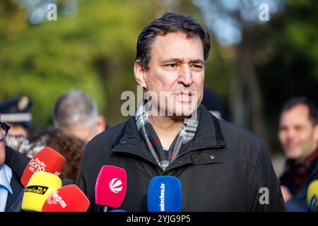 Munich, Allemagne. 14 novembre 2024. Georg Eisenreich (CSU), ministre bavarois de la Justice, donne une interview lors d'un événement médiatique au Vieux jardin botanique de Munich (Bavière) le 14 novembre 2024. Lors de cet événement médiatique, les représentants politiques ont été informés d'un ensemble de mesures prises par la police et la ville pour améliorer la sécurité dans la zone autour du vieux jardin botanique et Stachus. Crédit : Matthias Balk/dpa/Alamy Live News Banque D'Images