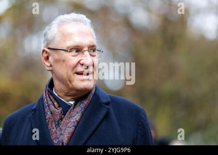 Munich, Allemagne. 14 novembre 2024. Joachim Herrmann (CSU), ministre de l'intérieur de Bavière, se tient dans le vieux jardin botanique de Munich (Bavière) lors d'un rendez-vous avec les médias le 14 novembre 2024. Au cours de l'événement médiatique, les représentants politiques ont été informés d'un ensemble de mesures prises par la police et la ville pour améliorer la sécurité autour de l'ancien jardin botanique et Stachus. Crédit : Matthias Balk/dpa/Alamy Live News Banque D'Images