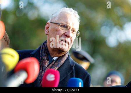 Munich, Allemagne. 14 novembre 2024. Joachim Herrmann (CSU), ministre bavarois de l'intérieur, donne une interview lors d'un événement médiatique au Vieux jardin botanique de Munich (Bavière) le 14 novembre 2024. Au cours de l'événement médiatique, les représentants politiques ont été informés d'un ensemble de mesures prises par la police et la ville pour améliorer la sécurité autour de l'ancien jardin botanique et Stachus. Crédit : Matthias Balk/dpa/Alamy Live News Banque D'Images