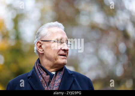 Munich, Allemagne. 14 novembre 2024. Joachim Herrmann (CSU), ministre de l'intérieur de Bavière, se tient dans le vieux jardin botanique de Munich (Bavière) lors d'un rendez-vous avec les médias le 14 novembre 2024. Au cours de l'événement médiatique, les représentants politiques ont été informés d'un ensemble de mesures prises par la police et la ville pour améliorer la sécurité autour de l'ancien jardin botanique et Stachus. Crédit : Matthias Balk/dpa/Alamy Live News Banque D'Images