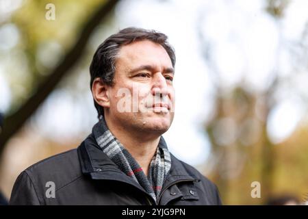 Munich, Allemagne. 14 novembre 2024. Georg Eisenreich (CSU), ministre bavarois de la Justice, se tient dans le vieux jardin botanique de Munich (Bavière) lors d'un événement médiatique le 14 novembre 2024. Au cours de l'événement médiatique, les représentants politiques ont été informés d'un ensemble de mesures prises par la police et la ville pour améliorer la sécurité autour de l'ancien jardin botanique et Stachus. Crédit : Matthias Balk/dpa/Alamy Live News Banque D'Images