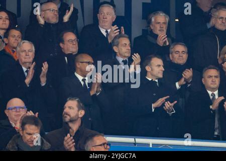 Saint Denis. 15 novembre 2024. Le président français Emmanuel Macron (2e R, 1er rang), l'ancien président français François Hollande (2e l, 2e rang) et Nicolas Sarkozy (2e R, 2e rang) applaudissent sur le stand lors de l'UEFA Nations League League Un match de football entre la France et Israël au stade de France à Saint-Denis, près de Paris, le 14 novembre 2024. Crédit : Henri Szwarc/Xinhua/Alamy Live News Banque D'Images