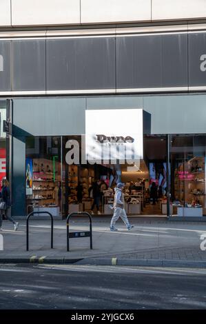 Londres, Royaume-Uni - 23 mars 2024 : magasin de chaussures Dune London dans le centre de Londres. ROYAUME-UNI. Banque D'Images