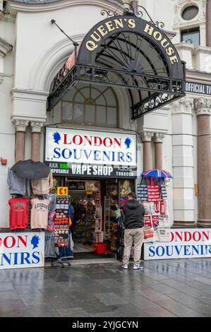 Londres, Royaume-Uni - 22 mars 2024 : boutique de souvenirs dans le centre de Londres. ROYAUME-UNI. Banque D'Images