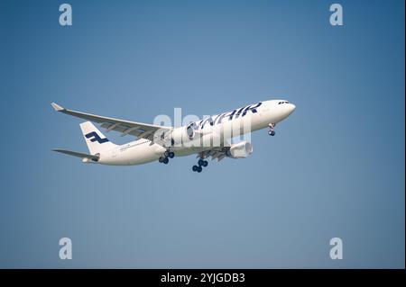 21.10.2024, Singapour, République de Singapour, Asie - un avion de passagers Airbus A330-300 de Finnair immatriculé OH-LTS approche de l'aéroport de Changi. Banque D'Images