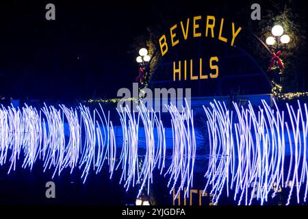 Los Angeles, États-Unis. 14 novembre 2024. « Lights on the Lily Pond », une installation d'éclairage saisonnière au panneau de Beverly Hills à Beverly Hills, Los Angeles, Californie. Crédit : Stu Gray/Alamy Live News. Banque D'Images
