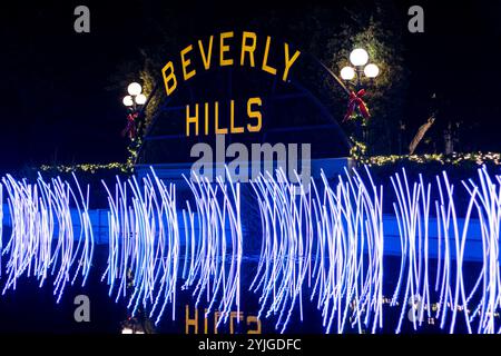 Los Angeles, États-Unis. 14 novembre 2024. « Lights on the Lily Pond », une installation d'éclairage saisonnière au panneau de Beverly Hills à Beverly Hills, Los Angeles, Californie. Crédit : Stu Gray/Alamy Live News. Banque D'Images