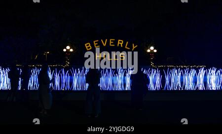 Los Angeles, États-Unis. 14 novembre 2024. « Lights on the Lily Pond », une installation d'éclairage saisonnière au panneau de Beverly Hills à Beverly Hills, Los Angeles, Californie. Crédit : Stu Gray/Alamy Live News. Banque D'Images