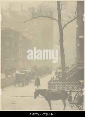 La rue, Cinquième Avenue. Alfred Stieglitz ; américain, 1864-1946. Date : 1900-1901. Dimensions : 30,8 x 23,4 cm (image) ; 40,4 x 28,1 cm (papier) ; 43,5 x 30,8 cm (monture). Héliogravure. Origine : États-Unis. Musée : Chicago Art Institute, FLORENCIA, États-Unis. Banque D'Images